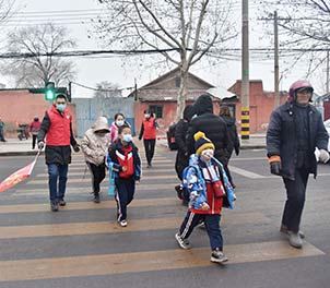 OB SPORTS青年文明号义务指挥交通，为学生上学安全保驾护航